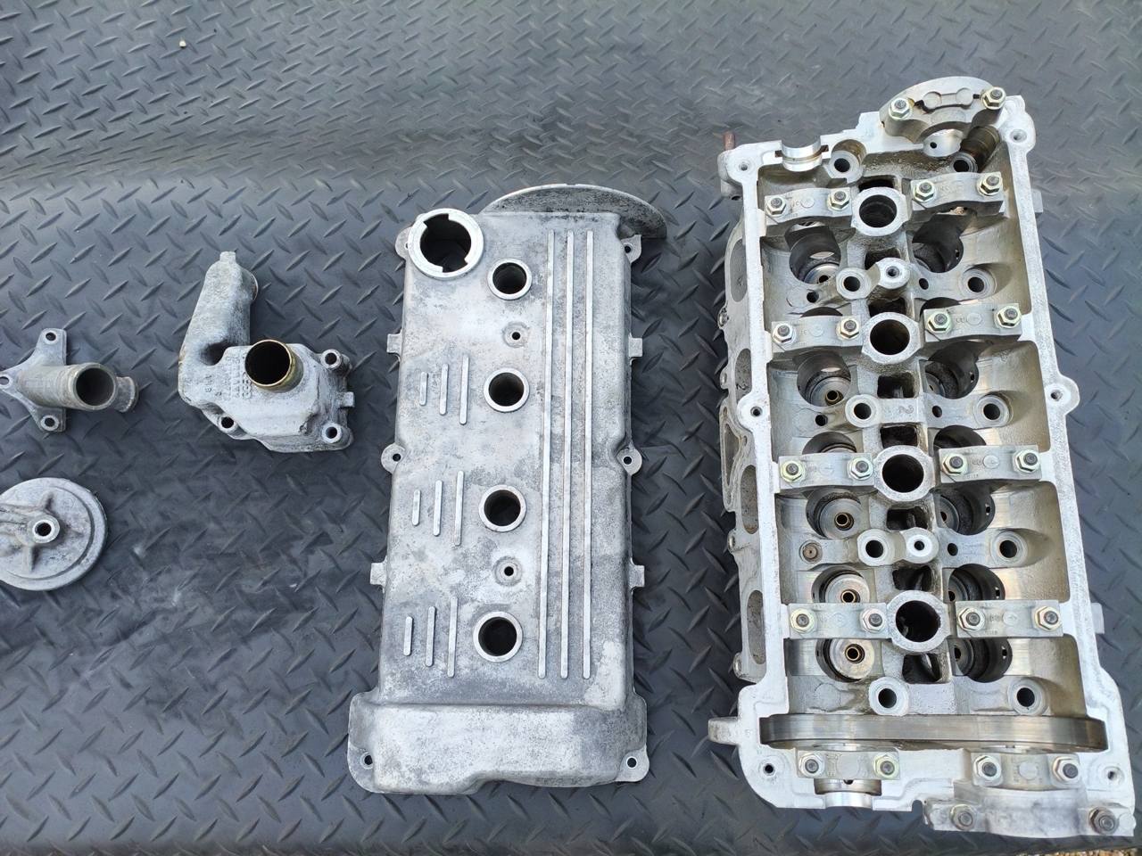 Motorteile nach der Industriereinigung in Heilbronn, metallisch sauber