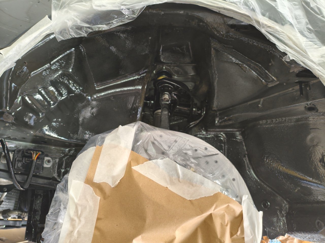 Abgeklebter Unterboden bei der Detailarbeit