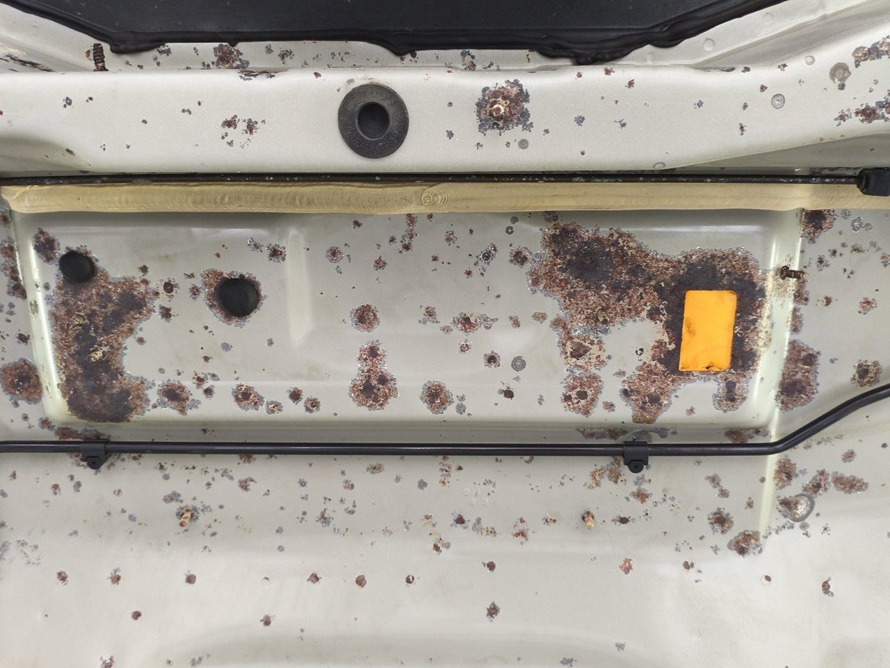 Unterboden freigelegt, lose Beschichtung entfernt