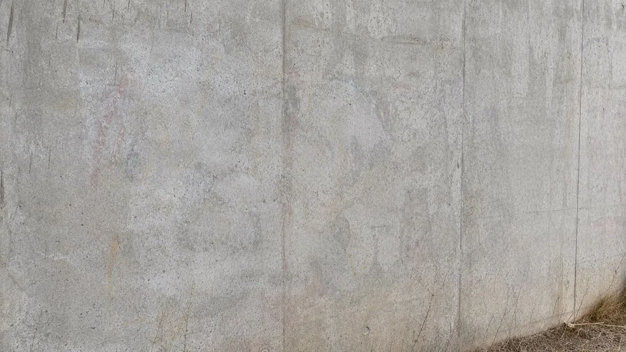 Kostenbeispiel Graffiti entfernen, nachher: dieselbe Betonwand nach der Reinigung mit Trockeneis, Fl&auml;che aus normaler Entfernung sauber, in den Poren schwache Farbschatten