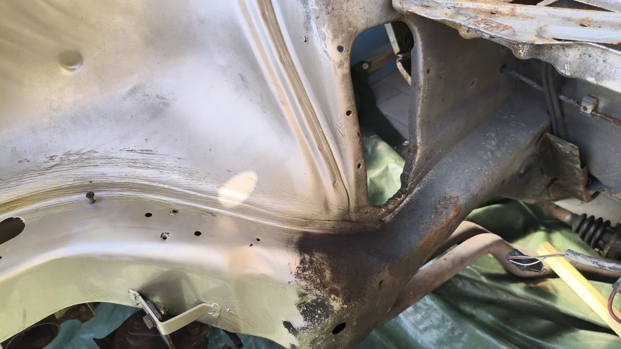 Trockeneisstrahlen am Auto, vorher: Motorraum eines Oldtimers, Innenkotfl&uuml;gel mit festsitzendem &Ouml;lschmutz