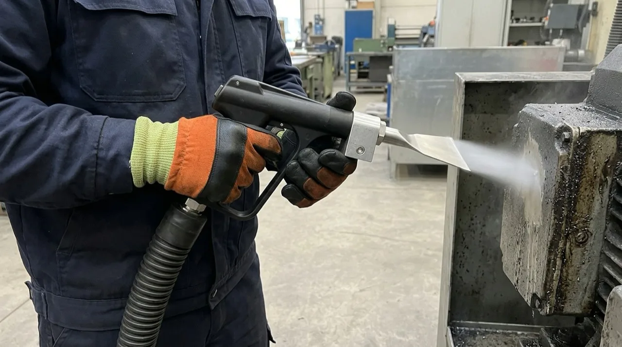 Trockeneisstrahlen an einer Industriemaschine in Neckargartach