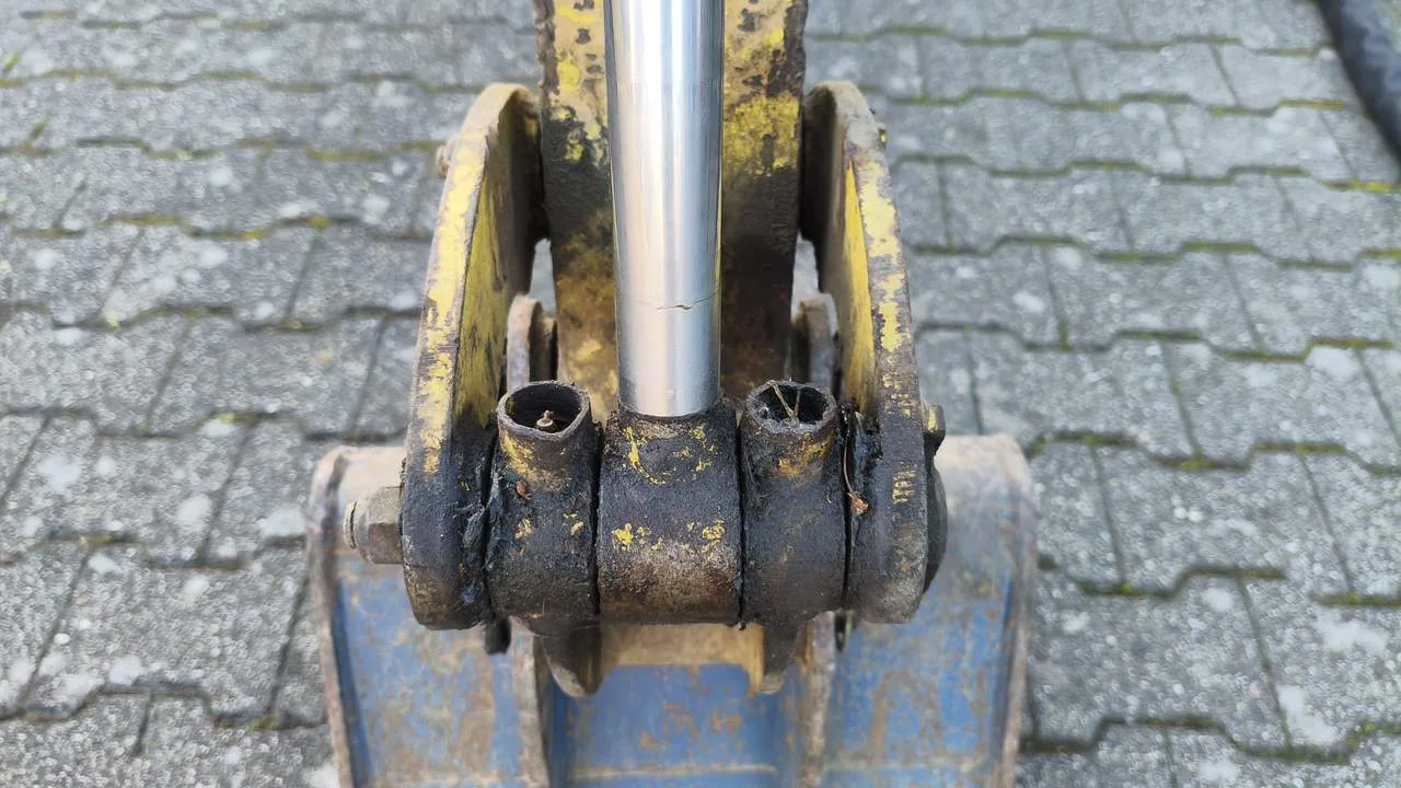 Alte, abgeplatzte Farbschichten an einer Baumaschine vor der Reinigung