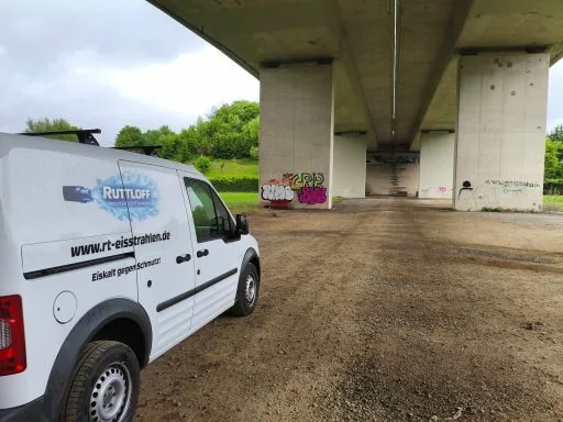 Firmenwagen von Ruttloff Trockeneisstrahlen direkt unter einer Betonbrücke in Öhringen positioniert vor dem Graffiti entfernen
