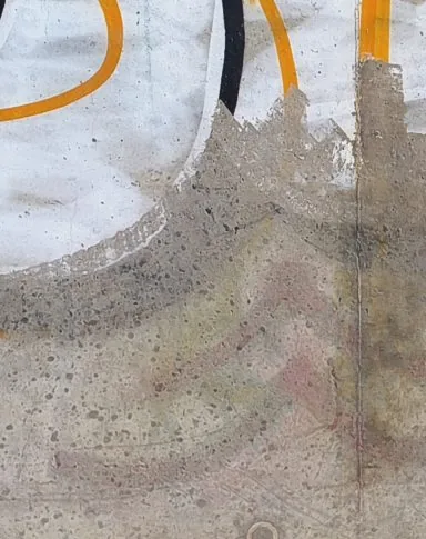 Teilgereinigte Betonfläche beim Graffiti entfernen auf Beton in Öhringen mit sichtbarem Schattenrest in den Poren