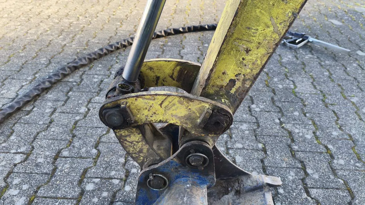 Industriereinigung in Kirchhausen: Ausleger einer Baumaschine mit Altschichten vor der Reinigung