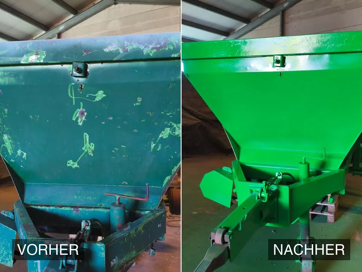 Vorher-Nachher-Vergleich am Düngekalkstreuer: verwitterter Altlack mit Rost links, frisch lackierte grüne Oberfläche rechts nach Industriereinigung mit Trockeneis