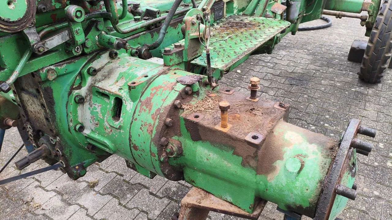 Industriereinigung Preise, Faktor Zustand: alte Landmaschine mit Rost und verwitterten Schichten vor der Reinigung