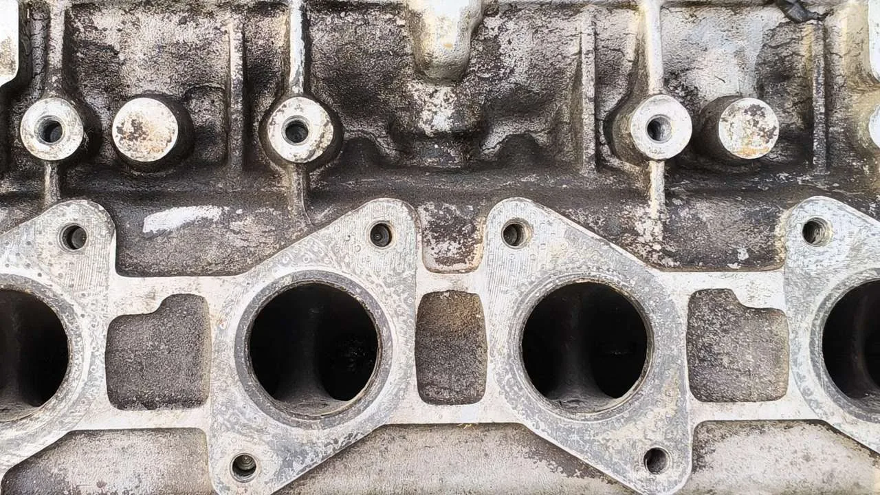 Industriereinigung Preise, Faktor Verschmutzung: Motorteil mit alter &Ouml;l- und Fettschicht vor der Trockeneisreinigung