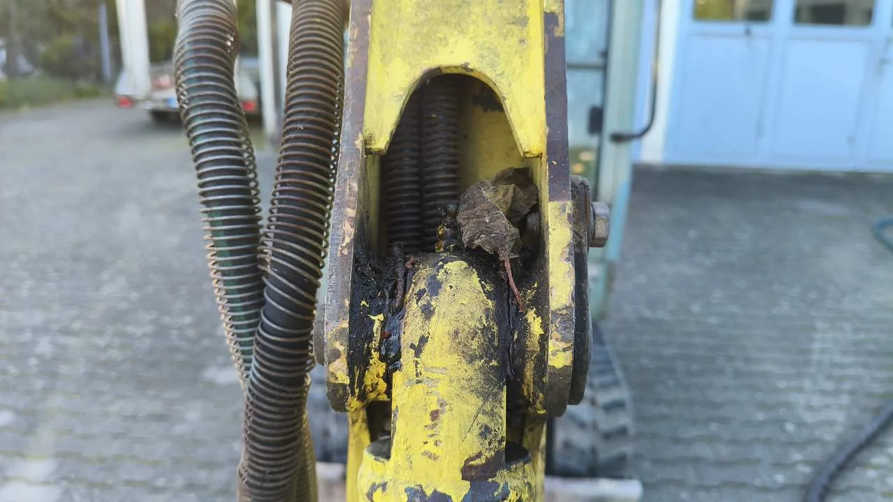 Industriereinigung in Schw&auml;bisch Hall: Maschinendetail mit Altschichten vor der Reinigung