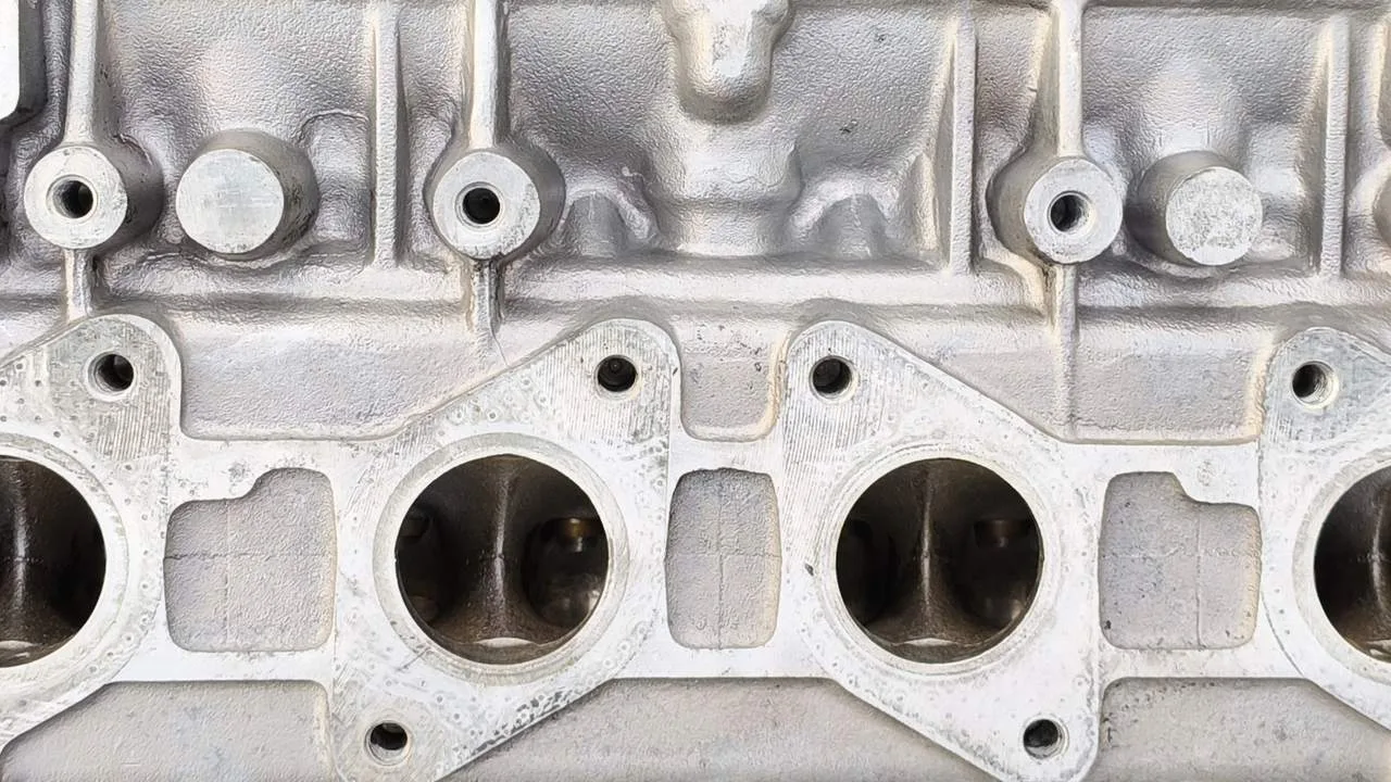 Maschinenreinigung Industrie, Ergebnis: gereinigter Ansaugtrakt eines Motors mit blankem Aluminium