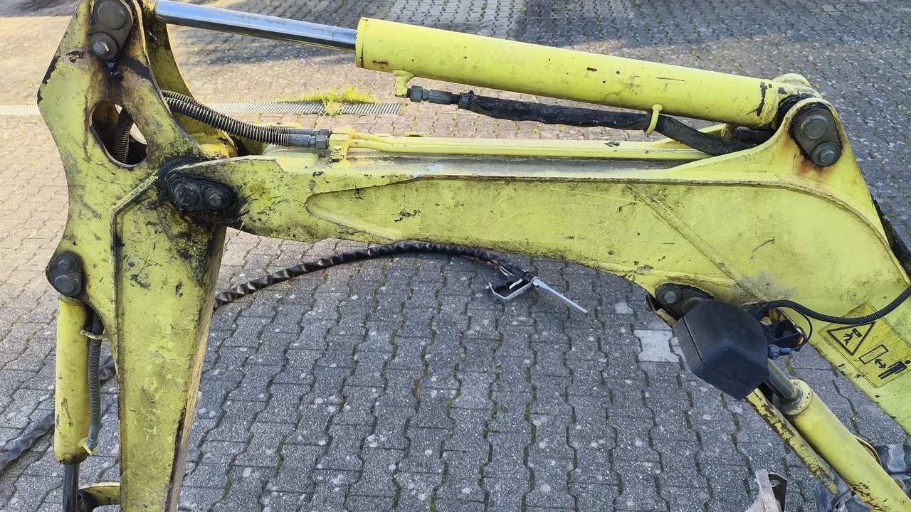 Maschinenreinigung mit Trockeneis: demontierter Baggerausleger mit alten Schichten vor der Reinigung