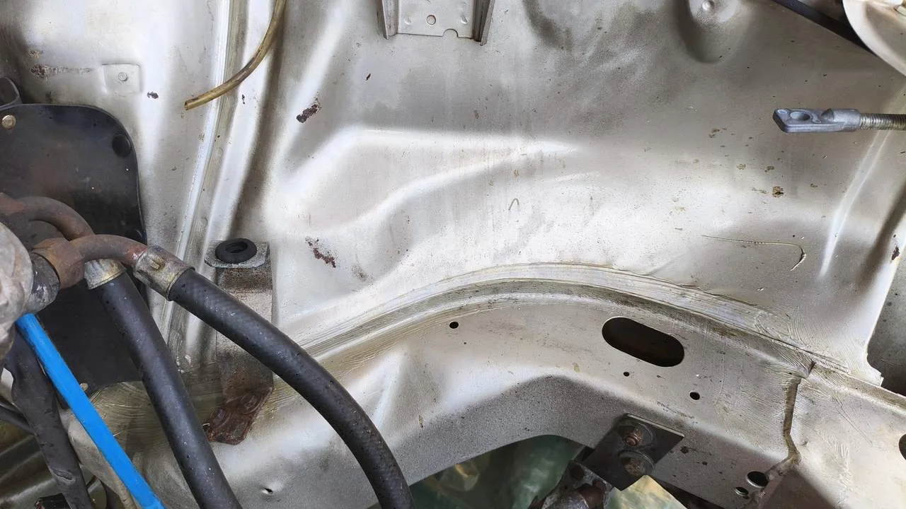 Motorraum reinigen in Neckarsulm, nachher: dieselbe Partie mit sauberem, blankem Blech