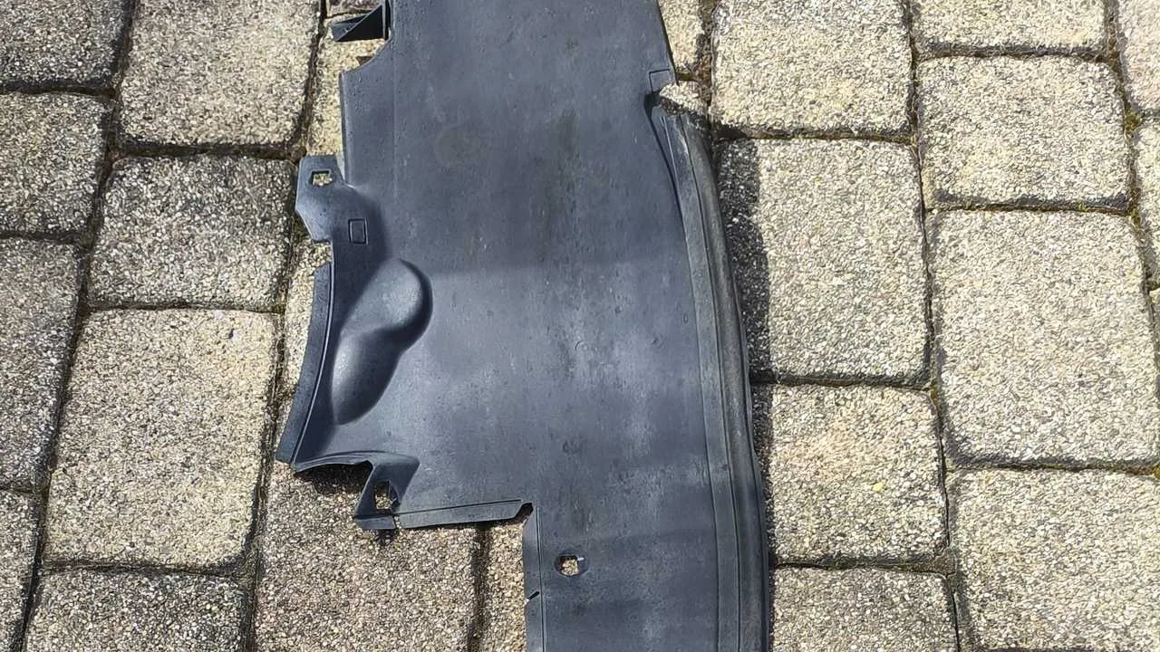 Demontierte Radhausschalen des Mercedes C55 AMG liegen zur Vorbereitung der Reinigung bereit