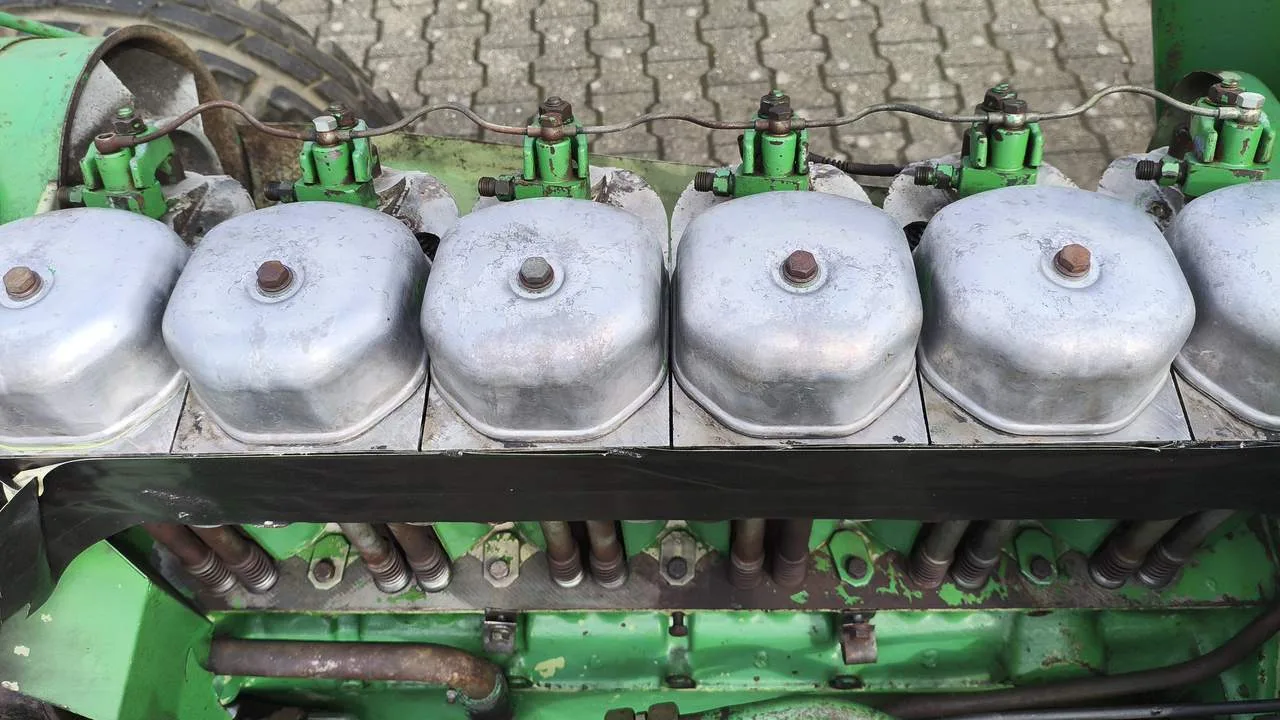 Polierte Aluminiumdeckel eines Oldtimer-Traktors nach der Trockeneisreinigung, Metall wieder blank