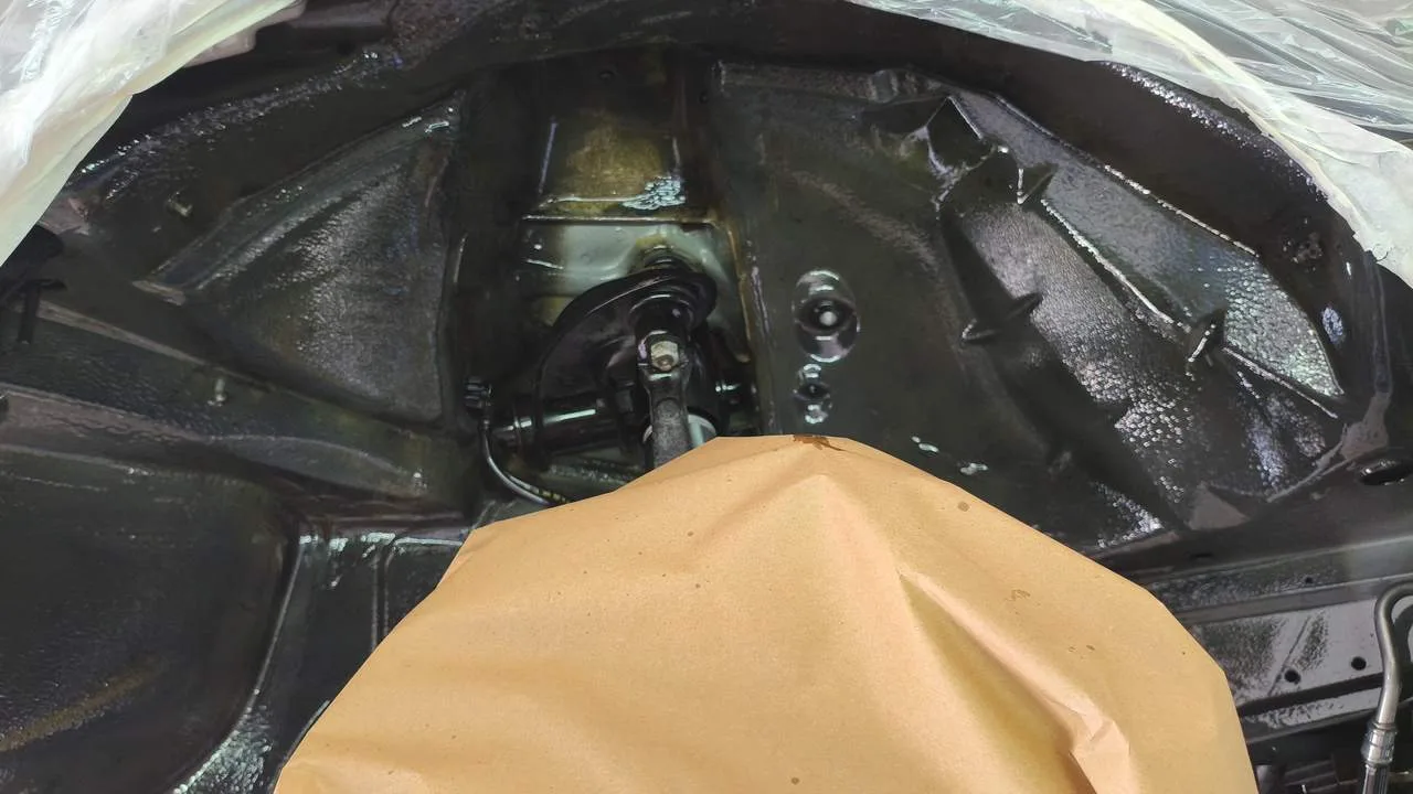 Unterbodenreinigung am Auto, Schritt Abkleben: Bremse im Radhaus des C55 AMG mit Papier abgedeckt