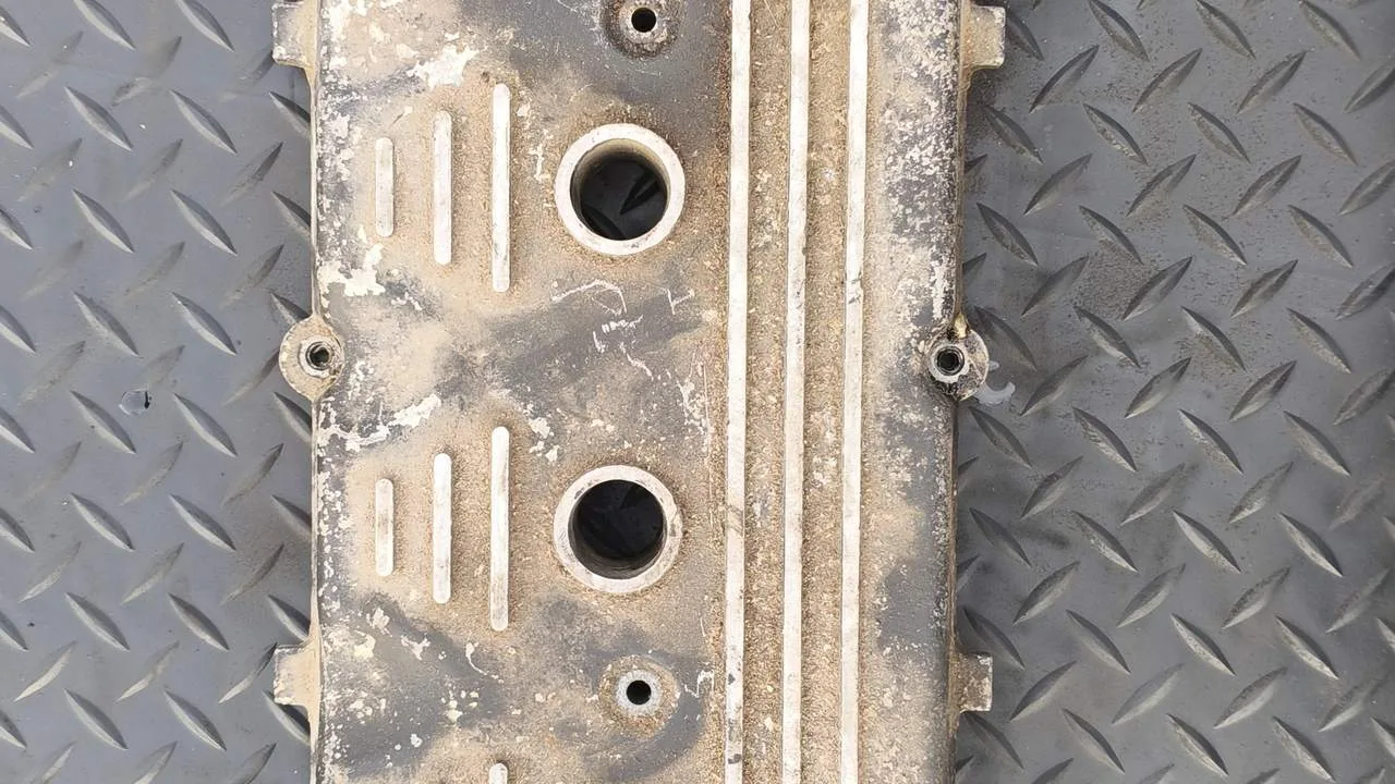 Ver&ouml;lter Ventildeckel vor der Reinigung: verharzte &Ouml;lschicht auf dem Werkzeugteil