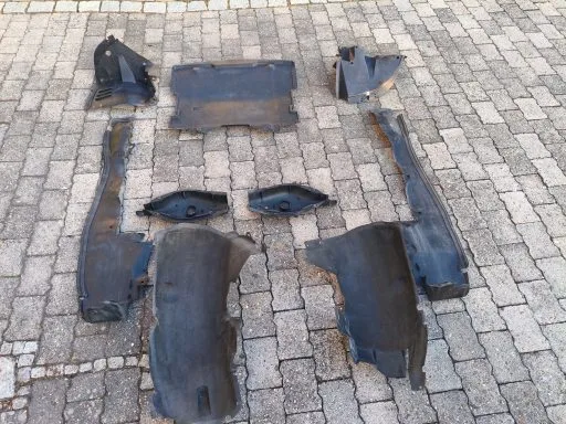 Demontierte Unterbodenverkleidungen und Radhausschalen des W202, vor dem Abkleben und der Wachsversiegelung ausgebaut