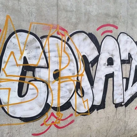 Farbiges Graffiti auf Beton, ein Grenzfall beim Graffiti entfernen mit Hausmitteln