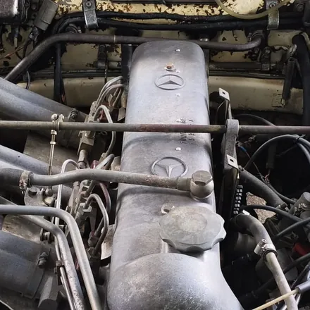 Ventildeckel des Mercedes-Sechszylinders nach der Reinigung, die eingegossene Beschriftung ist wieder lesbar, Zündkabel daneben unberührt
