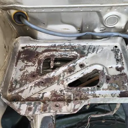 Batteriekonsole im Motorraum nach dem Reinigen, sichtbarer Rost erhöht die Kosten