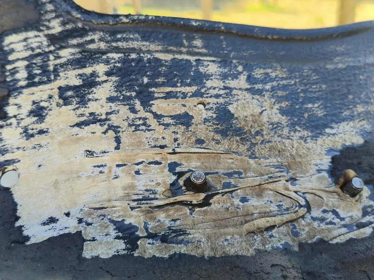 Derselbe Innenkotflügel nach dem Trockeneisstrahlen am Auto, das freigelegte Blech zeigt keinen Rost