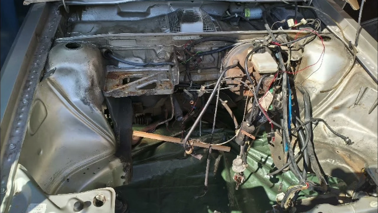 Gereinigter Motorraum eines Audi 80 B2 nach dem Trockeneisstrahlen