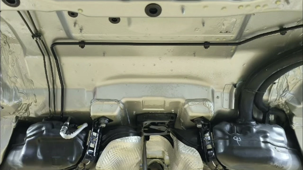 Unterboden eines Mercedes W202 C55 AMG nach dem Entfernen des alten Unterbodenschutzes