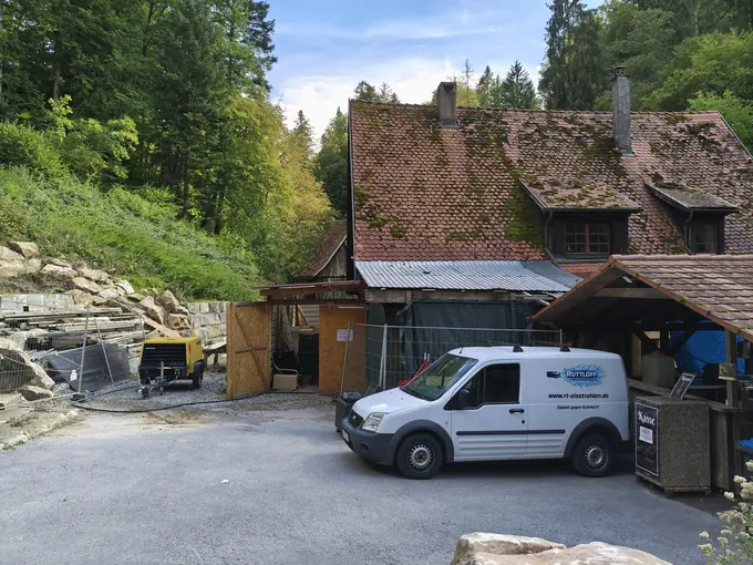 Klingenmühle in Welzheim mit bemoostem Ziegeldach, davor der Transporter von Ruttloff Trockeneisstrahlen