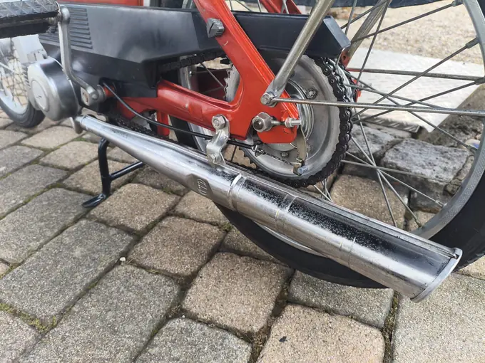 Verchromter Auspuff des Puch Maxi nach der Reinigung, die dunklen Flecken im Chrom sind als Patina geblieben