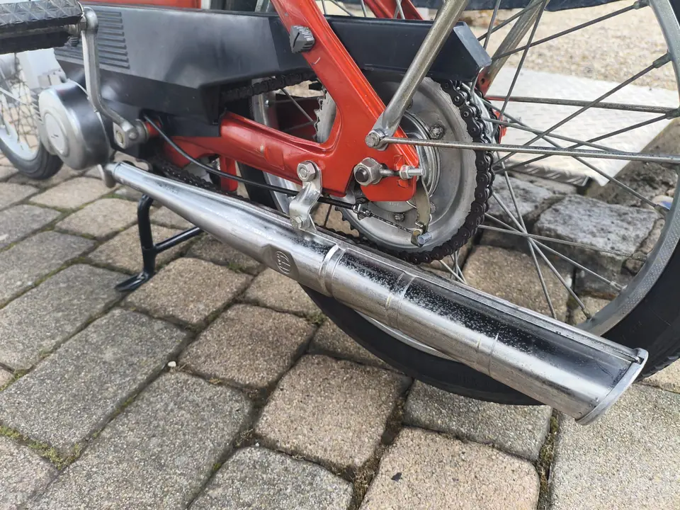 Chromauspuff des Puch Maxi nach der Reinigung, die Flecken im Chrom sind als Patina erhalten geblieben