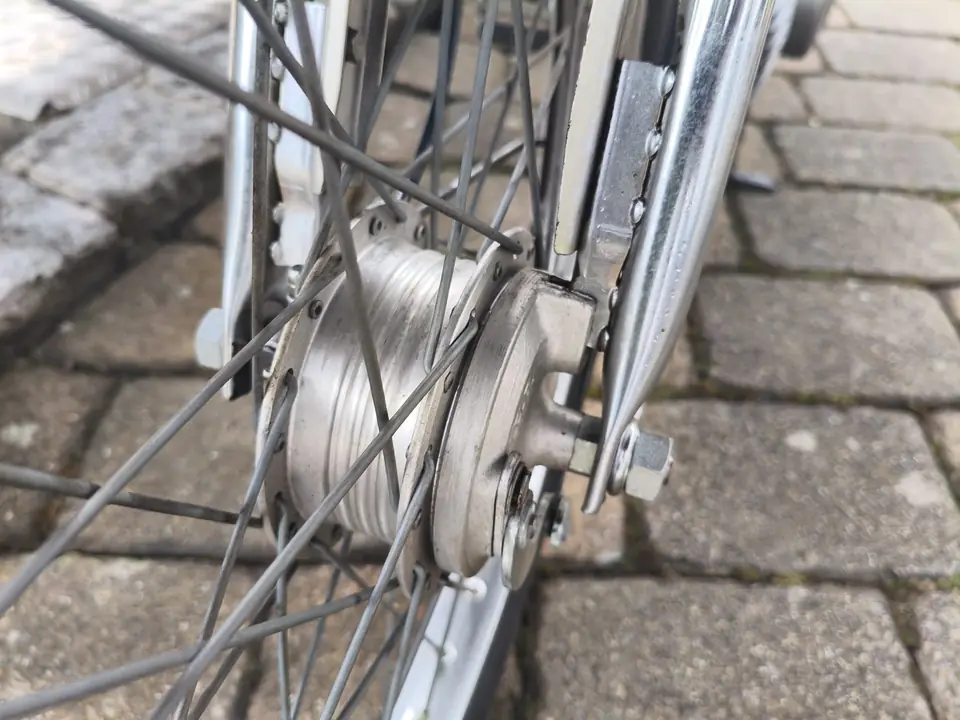 Hinterradnabe und Speichen des Puch Maxi nach der trockenen Reinigung