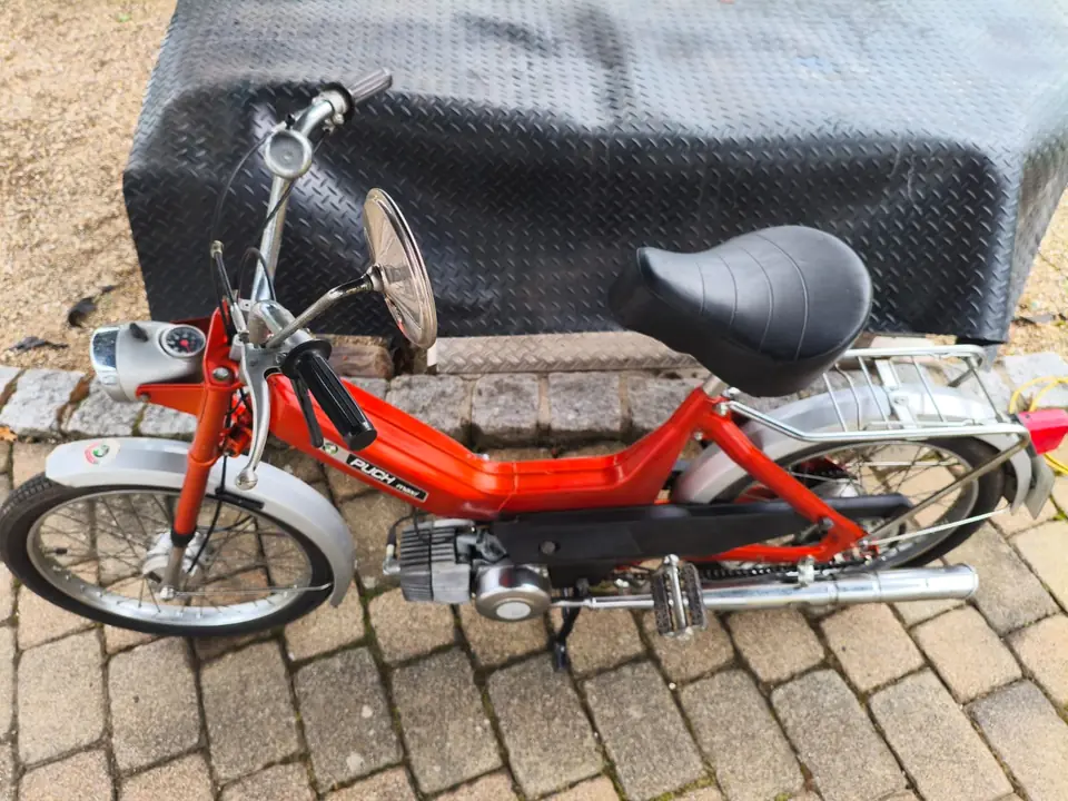 Trockeneisstrahlen am Oldtimer, nachher: derselbe Puch Maxi nach der trockenen Reinigung, Rahmen, Motor und Chrom ohne die Schmutzschicht