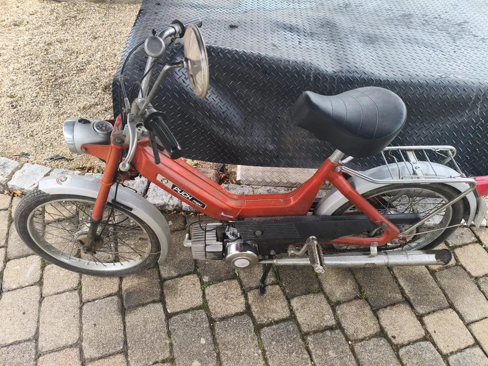 Trockeneisstrahlen am Oldtimer, vorher: Puch Maxi von 1977 nach Jahrzehnten in der Scheune, der rote Lack ist stumpf und von Staub überzogen