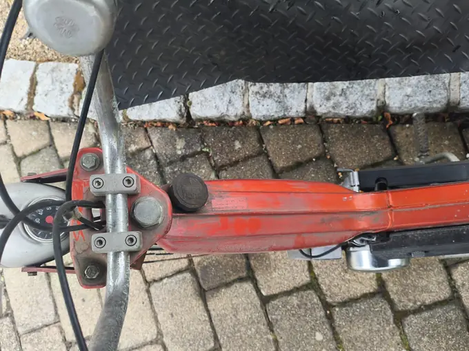 Tankrücken des Puch Maxi von oben vor der Reinigung, der rote Lack wirkt fleckig und verstaubt