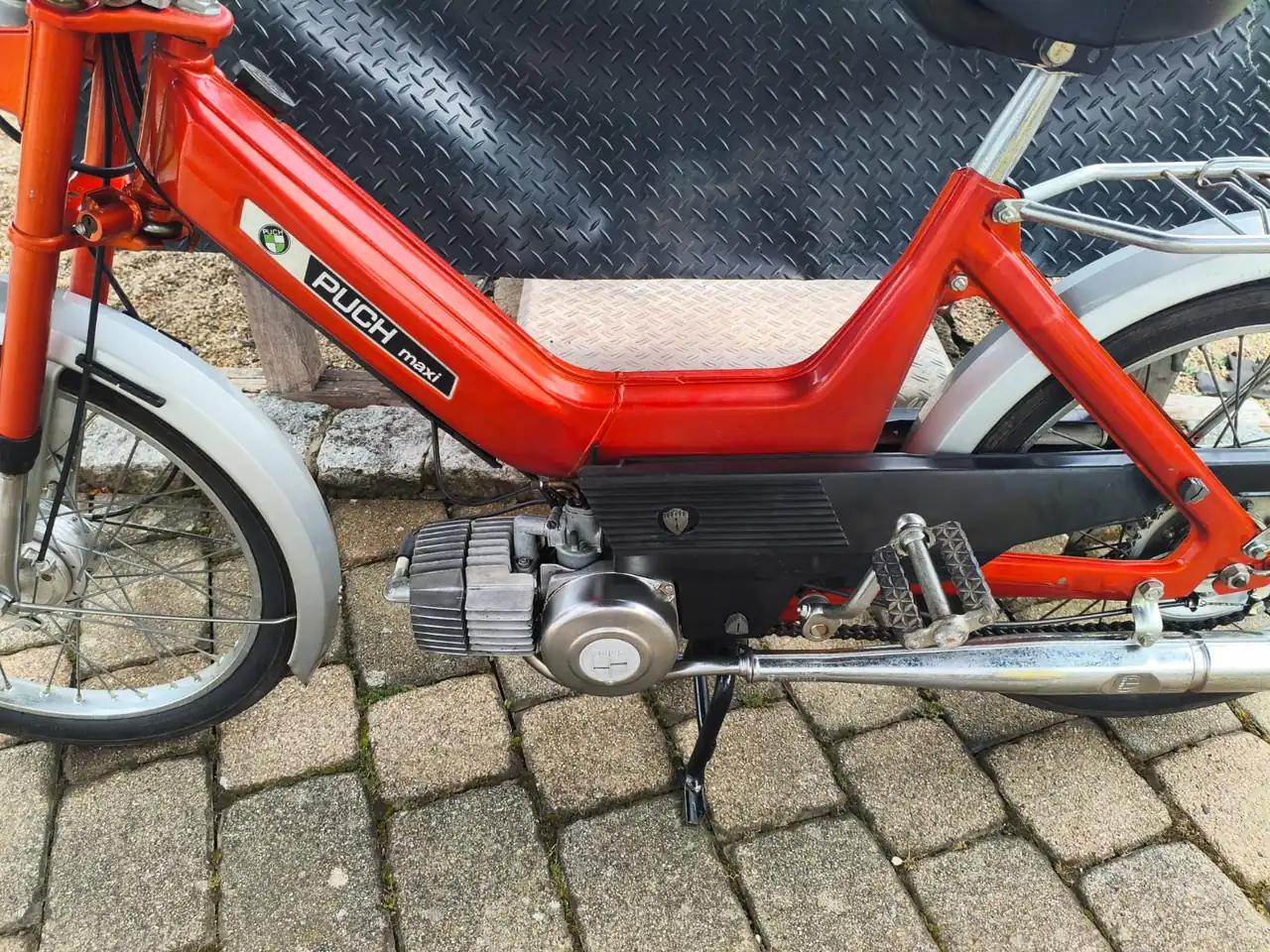 Trockeneisstrahlen am Oldtimer: Motor, Rahmen und Kettenkasten des Puch Maxi nach der trockenen Reinigung