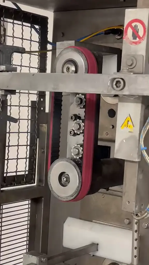 Industriereinigung in der Lebensmittelindustrie: Riementrieb mit Rollen nach der Reinigung mit Trockeneis