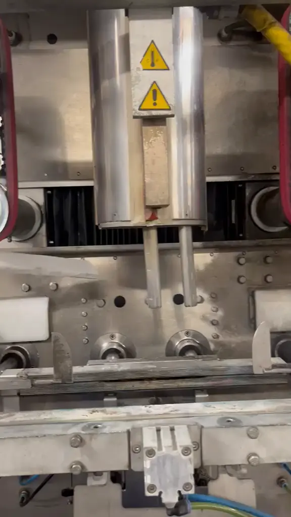 Bereich unter dem Formrohr während der Reinigung mit Trockeneis, die Platte ist dort heller, wo der Strahl schon gearbeitet hat