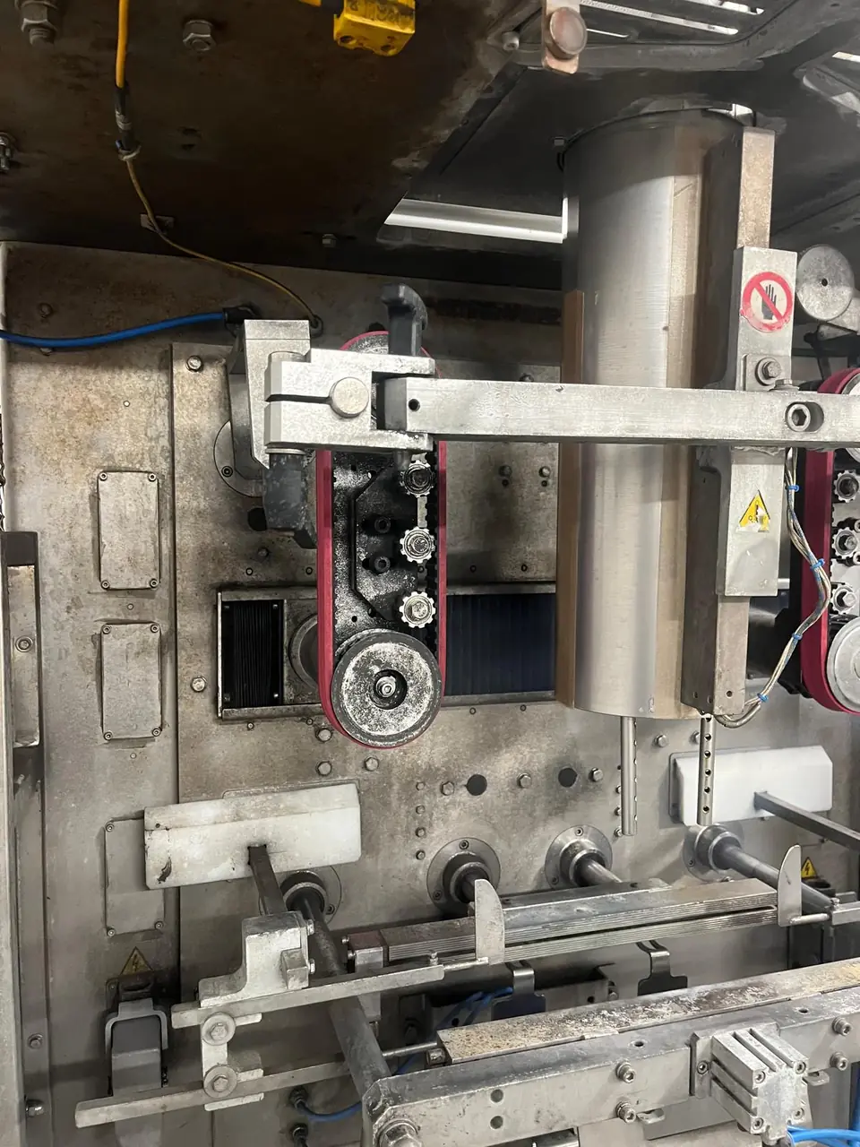 Frontplatte einer Produktionsmaschine mit Riementrieb, Rollen und Schlitten