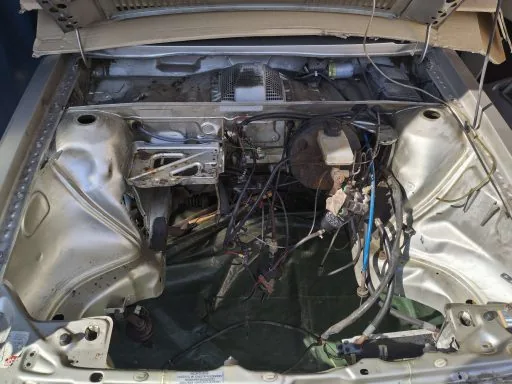 Sauberer Motorraum eines Audi 80 nach dem Trockeneisstrahlen, Einsatzgebiet Heilbronn, Ludwigsburg, Schwäbisch Hall und Umgebung