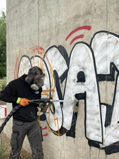 Graffitientfernung an Beton mit Trockeneis (Bild 4)