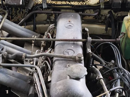 Ventildeckel des Mercedes-Sechszylinders nach der Trockeneisreinigung, Zündkabel unversehrt