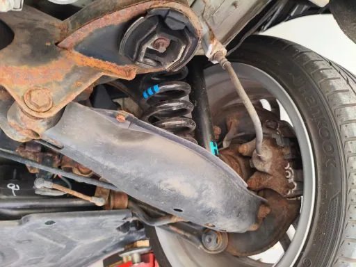 Mercedes W203 Unterboden mit Trockeneis gereinigt (Bild 3)